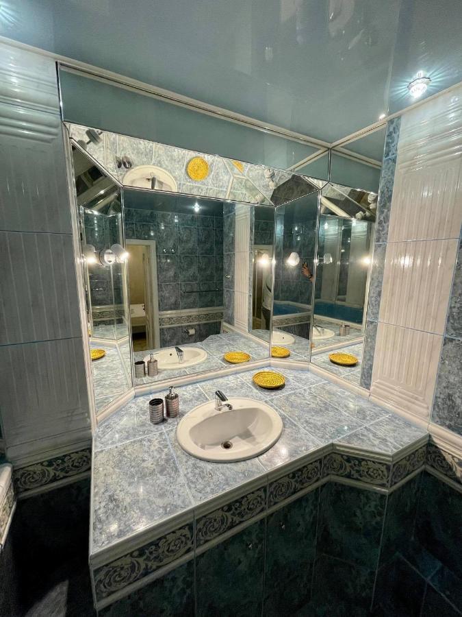 Great One Bed Right Near Opera House Daire Kiev Dış mekan fotoğraf
