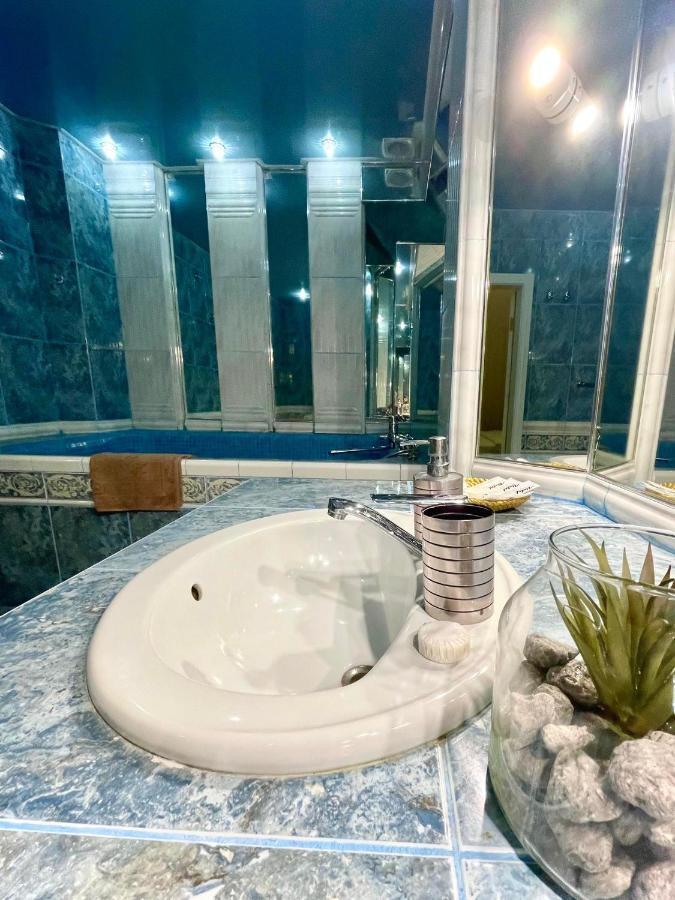 Great One Bed Right Near Opera House Daire Kiev Dış mekan fotoğraf