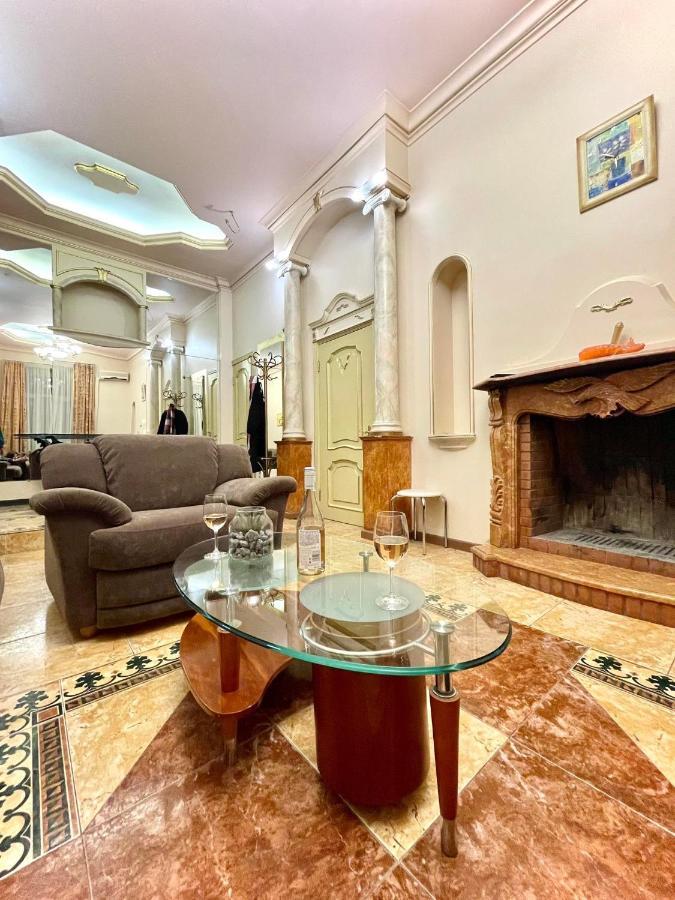 Great One Bed Right Near Opera House Daire Kiev Dış mekan fotoğraf
