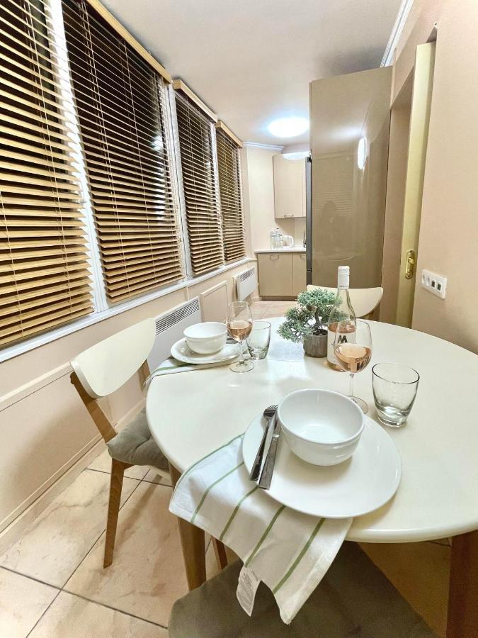 Great One Bed Right Near Opera House Daire Kiev Dış mekan fotoğraf